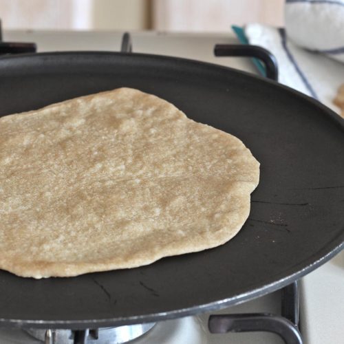 Una ricetta semplice e veloce per preparare il pane in padella, da