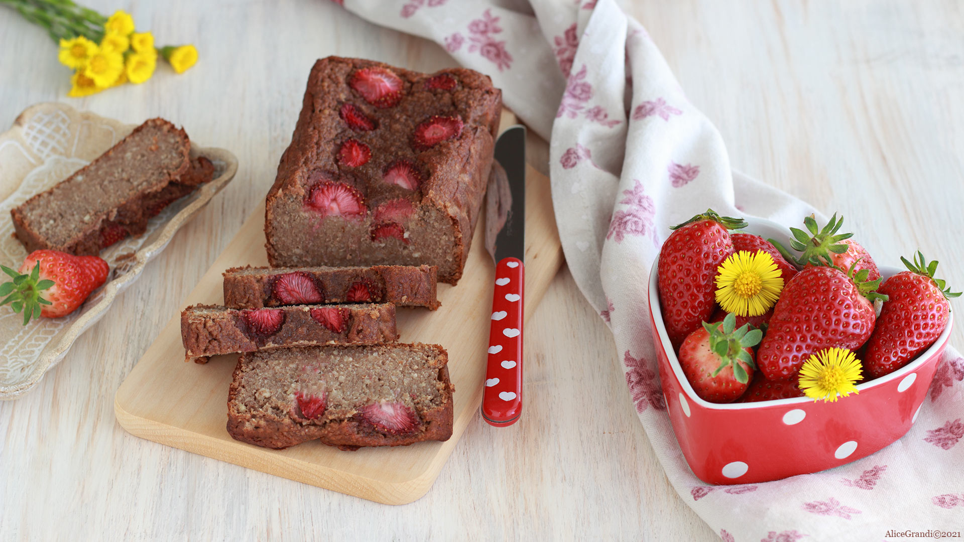 Banana bread vegano al cacao e fragole - RicetteVegolose